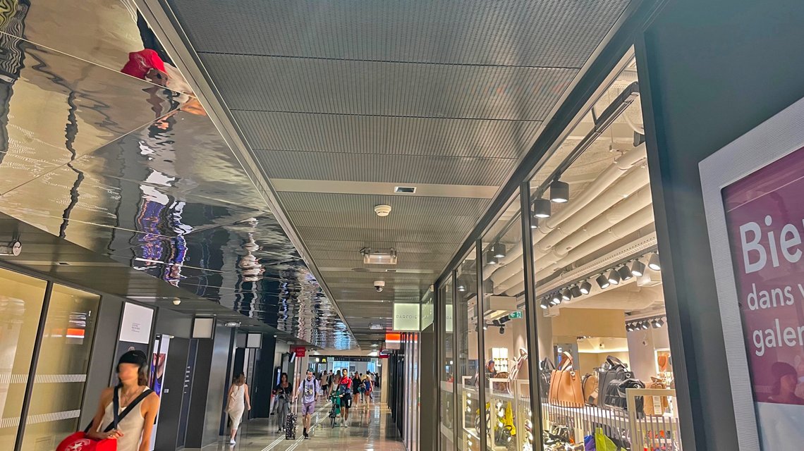 Faux plafond gare Toulouse Matabiau en maille métallique LEO P06020 thermolaquée @maillemetaldesign - <p>Faux plafond gare Toulouse Matabiau en maille métallique LEO P06020 thermolaquée @maillemetaldesign</p>