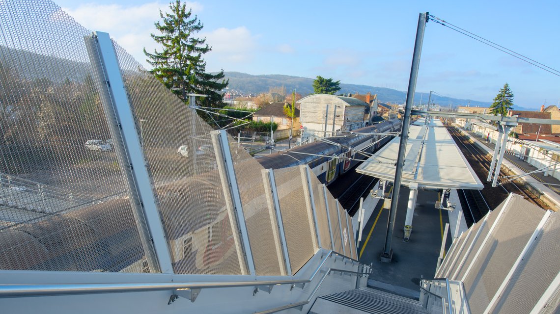 garde-corps en maille métallique spiralée MIES inox @maillemetaldesign - <p>passerelle en maille métallique spiralée MIES inox @maillemetaldesign</p>