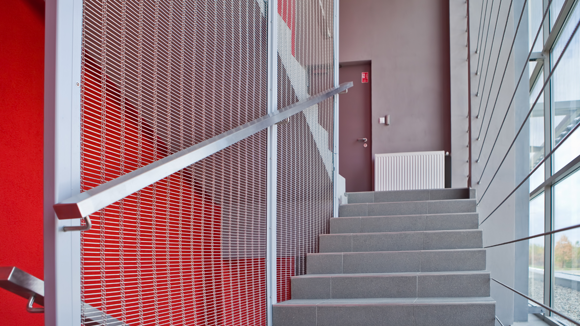 Parement d'escalier en maille métallique rigide inox SCORPIO architecture intérieure www.maillemetaldesign.fr