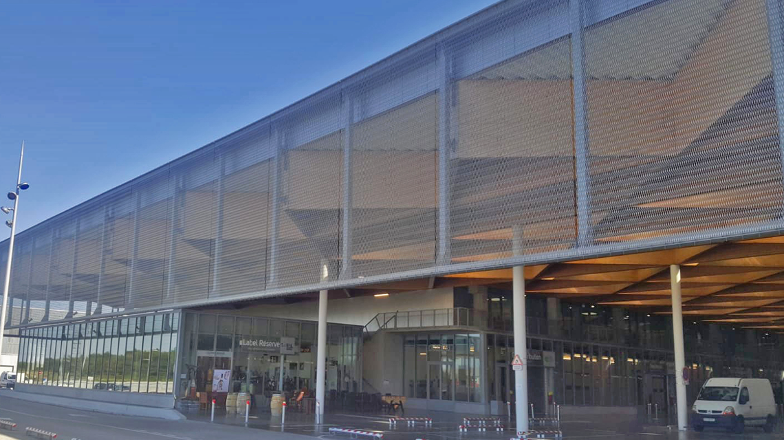 Façades en maille métallique spiralée inox EIFFEL40100 www.maillemetaldesign.fr