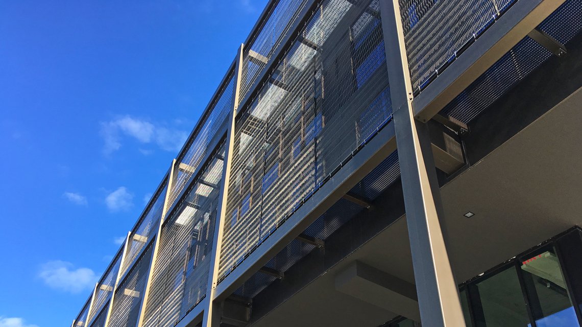 Façade double peau en résille métallique aluminium anodisé bronze EIFFEL www.maillemetaldesign.fr