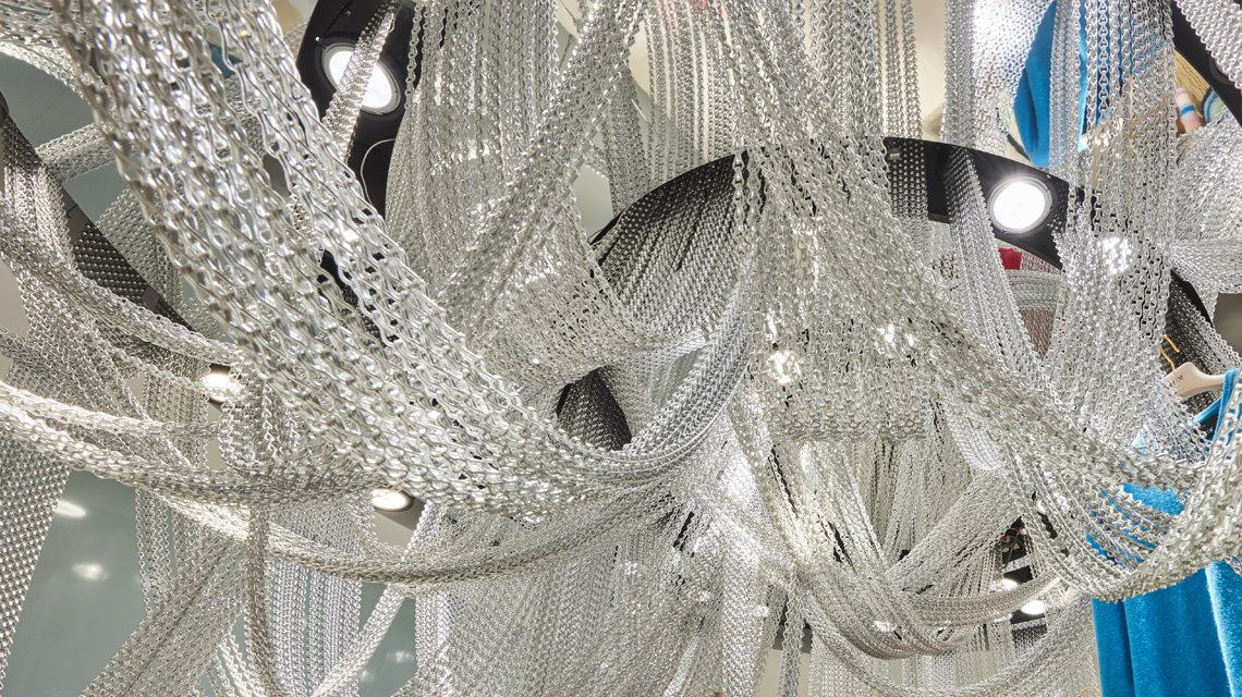 Luminaires en chaînes à maillons Kriskladecor aluminium anodisé brillant et satiné - <p>Luminaires en chaînes à maillons Kriskladecor aluminium anodisé brillant et satiné</p>