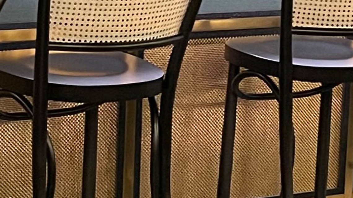 habillage du bar d'une brasserie suédoise en maille métallique laiton S-32 design by banker wire  - <p>habillage du bar d’une brasserie suédoise en maille métallique laiton S-32 design by banker wire</p>
