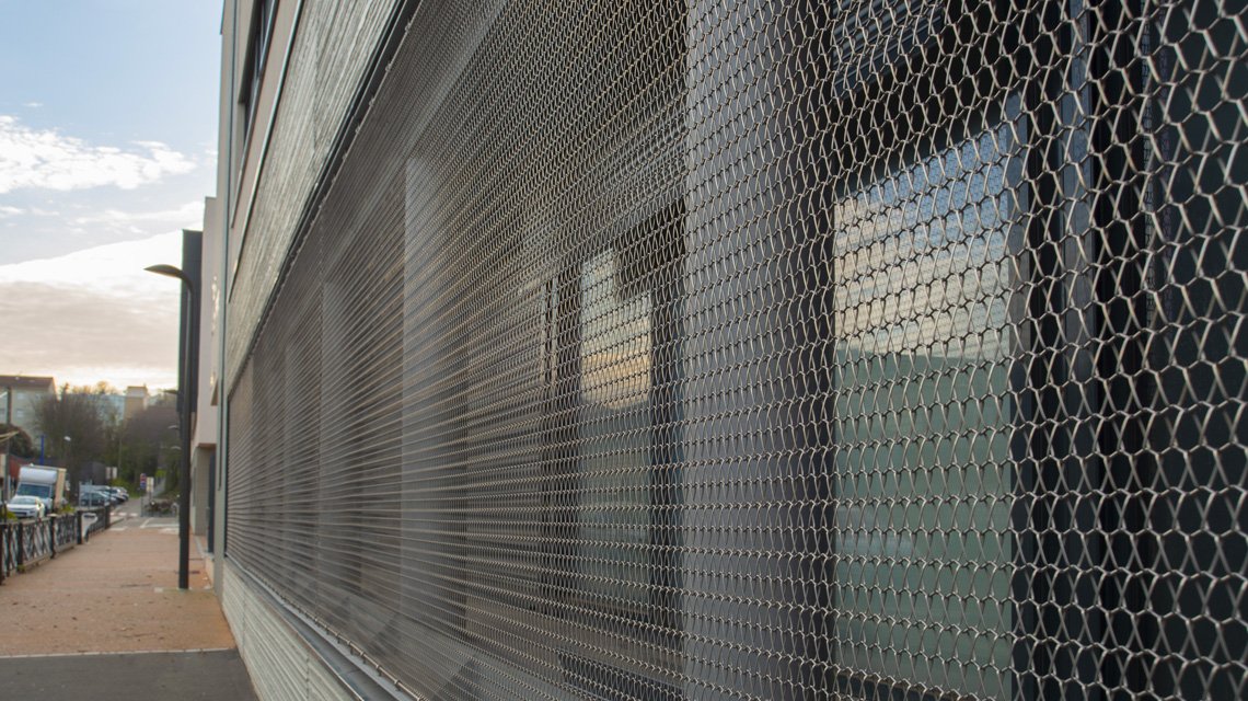 maille métallique spiralée inox en façade pour un collège @maillemetaldesign - <p>maille métallique spiralée inox en façade pour un collège @maillemetaldesign</p>