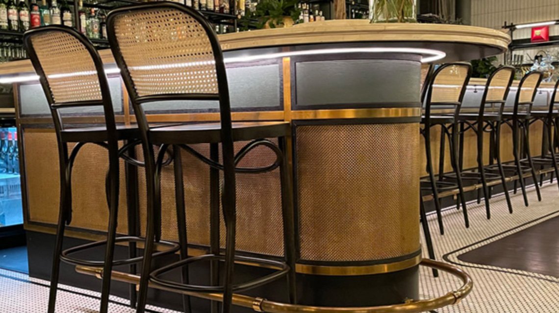 habillage du bar d'une brasserie suédoise en treillis métallique laiton design by banker wire  - <p>habillage du bar d’une brasserie suédoise en maille métallique laiton S-32 design by banker wire</p>