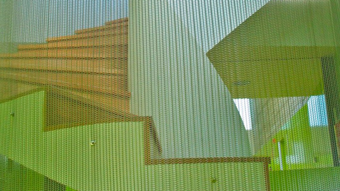 parement d'escalier en maille métallique spiralée acier inoxydable MIES architecture d'intérieur www.maillemetaldesign.fr - <p>parement d’escalier en maille métallique spiralée acier inoxydable MIES architecture d’intérieur @maillemetaldesign</p>