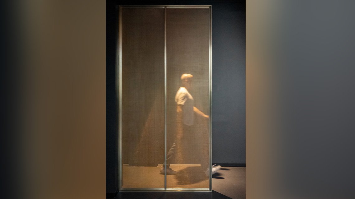 tissu métallique rigide en bronze sur mesure comme remplissage de paravents  - <p>maille métallique rigide fabriquée sur mesure pour des applications architecturales intérieures. Le modèle S-52, fabriqué par Banker Wire, a été sélectionné comme remplissage de portes d’armoires et de paravents pour des bureaux à New York City.</p>