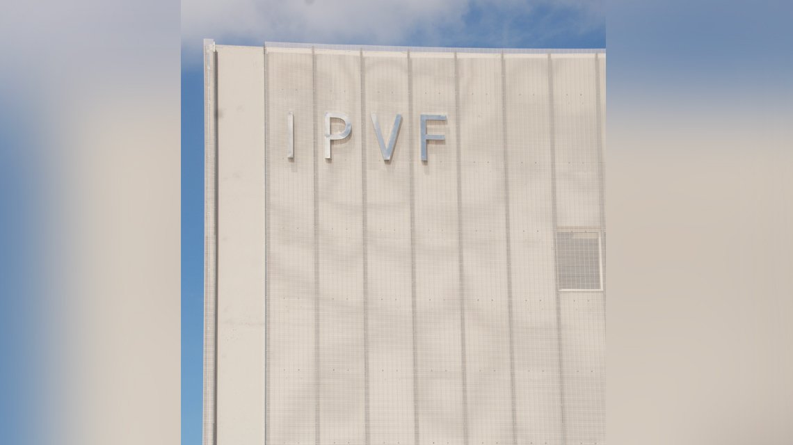 Grille électro-soudée thermolaquée appelées SLOT mises en oeuvre sur la façade du bâtiment de l'institut photovoltaïque de Saclay @maillemetaldesign - <p>Grille électro-soudée thermolaquée appelées SLOT mises en oeuvre sur la façade du bâtiment de l’institut photovoltaïque de Saclay @maillemetaldesign</p>