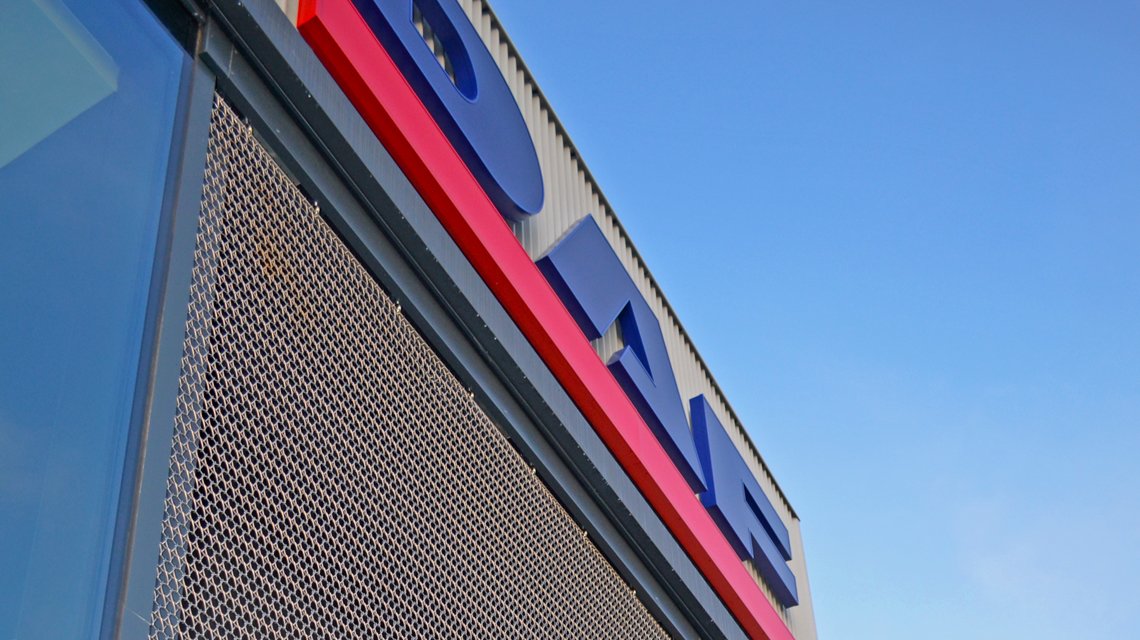 Brise soleil en maille métallique inox TORROJA @maillemetaldesign - <p>maille métallique inox spiralée pour l’architecture et le design en façade @maillemetaldesign</p>