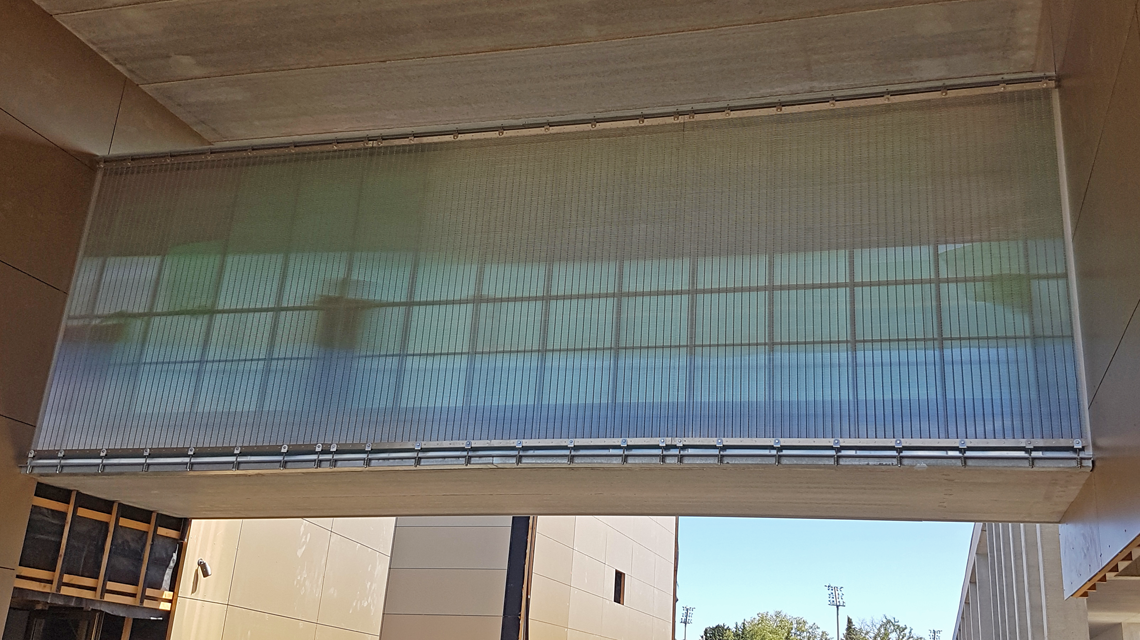 Mise en oeuvre de la maille métallique câblée en inox pour une passerelle de collège www.maillemetaldesign.fr  - <p>Mise en oeuvre de la maille métallique câblée en inox pour une passerelle de collège <a href=