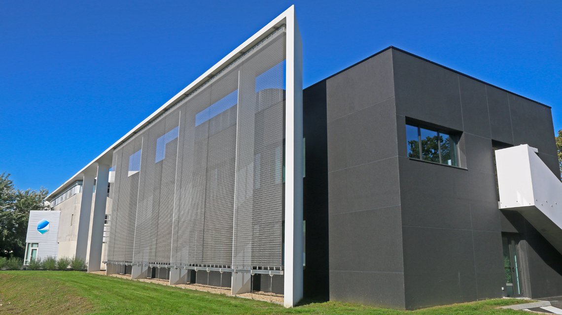 façade en maille métallique spiralée inox www.maillemetaldesign.fr  - <p>façade en maille métallique spiralée inox <a href=