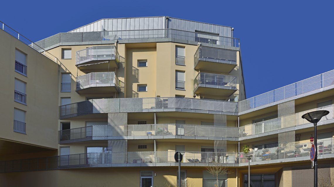 Façade & garde-corps en maille métallique spiralée en acier inoxydable www.maillemetaldesign.fr - <p>Dans ce projet de création de logements à Malakoff, la maille métallique en acier inoxydable a été intégrée comme remplissage de garde-corps et habillage en façade des bâtiments. Maille métallique spiralée EIFFEL40100 inox et son système de fixation TF60. La maille assure à la fois le remplissage des garde-corps et un habillage architectural continu, créant une lecture fluide et rythmée de l’enveloppe du bâtiment.</p>