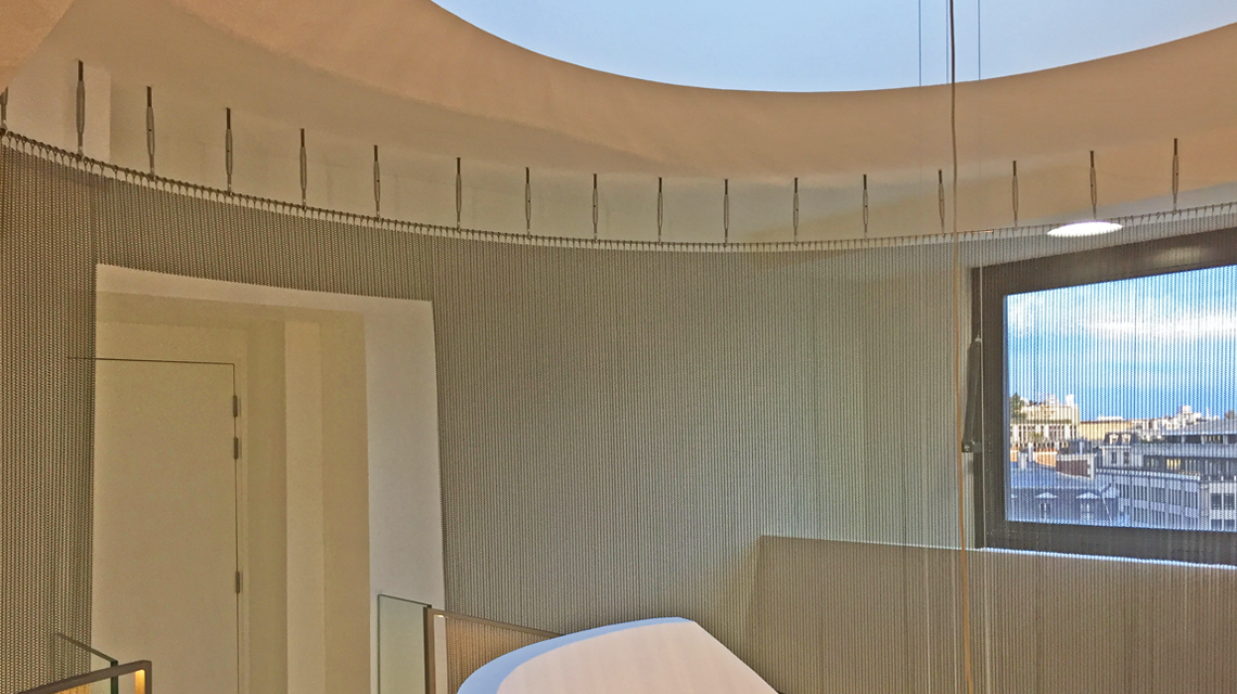Parement d'escalier en maille métallique MIES inox coloré @maillemetaldesign
