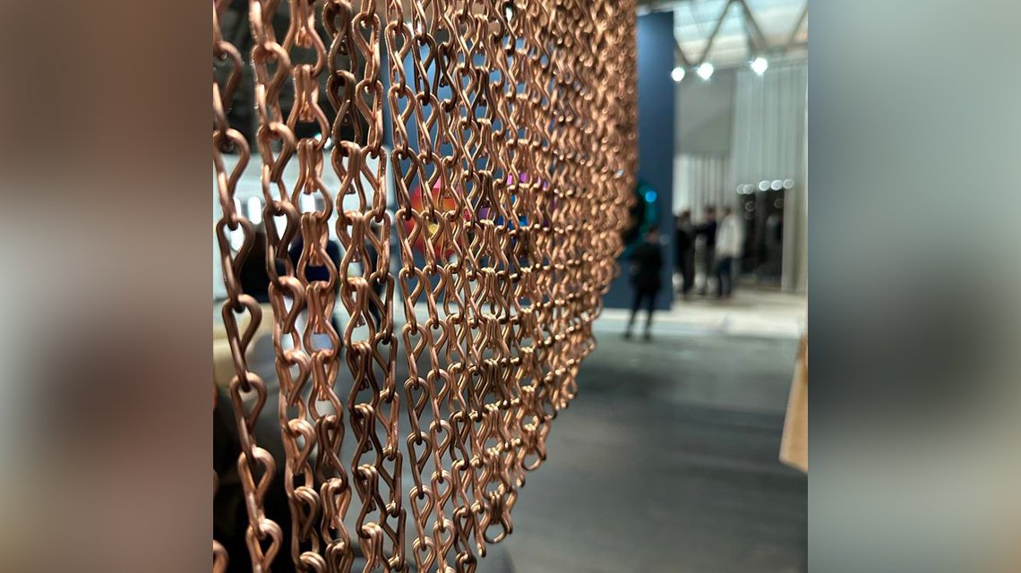 plafond en chaînes à maillons design by Kriskadecor aluminium anodisé @maillemetaldesign - <p>plafond en chaînes à maillons design by Kriskadecor aluminium anodisé @maillemetaldesign</p>