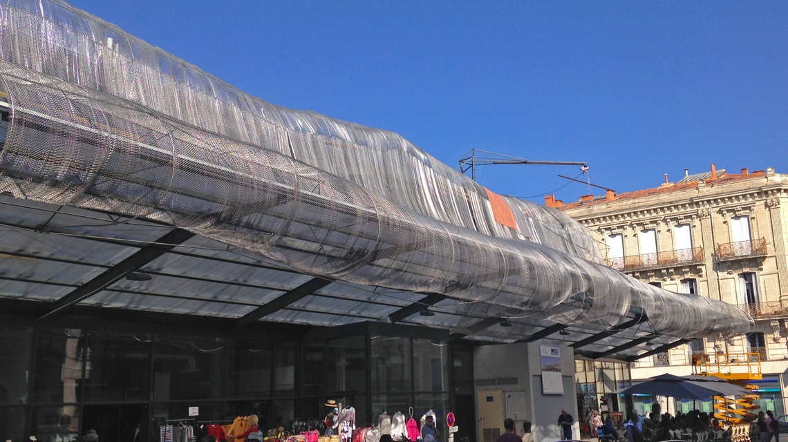 Maille métallique GAUDI inox www.maillemetaledesign.fr - <p>maille métallique spiralée sur mesure gaudi pour l’architecture et le design halles de Sètes</p>
