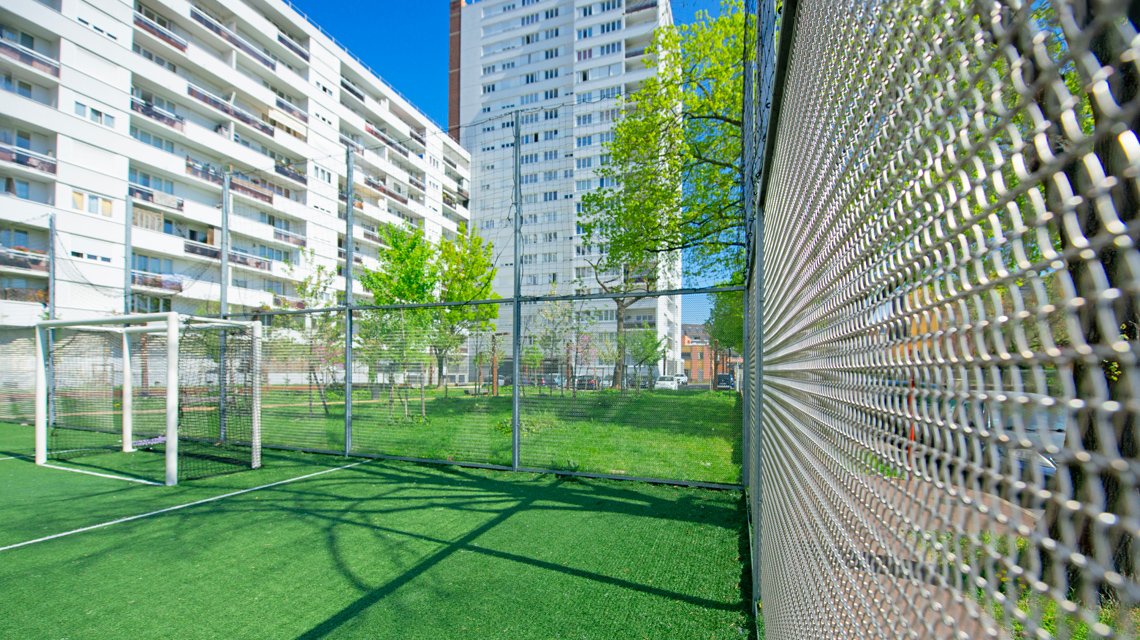 Clôture sur mesure en maille métallique spiralée en acier inoxydable pour le city stand d'Alfortville - <p>Réalisés sur mesure, les panneaux en résille métallique spiralée, modèle Torroja-R de notre partenaire Codina Architectural, définissent avec justesse les contours du terrain, tout en laissant circuler la lumière, les regards et l’air. <br class='autobr' />
Leur trame régulière accompagne les lignes du site et s’efface dans le paysage, offrant une présence discrète, presque immatérielle.</p>