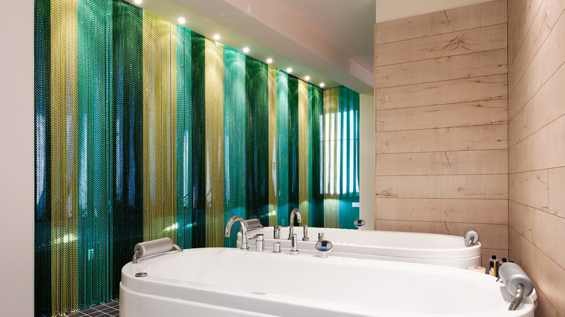 Habillage mural en chaînes à maillons aluminium colorées kriska www.maillemetaldesign.fr