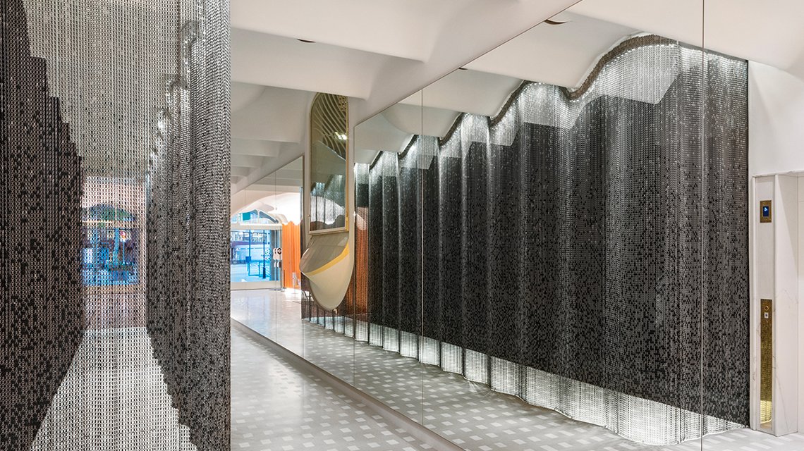 Habillage mural et séparateurs d'espaces en chaînes à maillons aluminium kriskadecor - <p>Habillage mural et séparateurs d’espaces en chaînes à maillons aluminium kriskadecor</p>