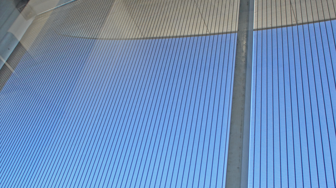 Habillage de façade en maille métallique câblée inox SAGITTARIUS P11432 www.maillemetaldesign.fr