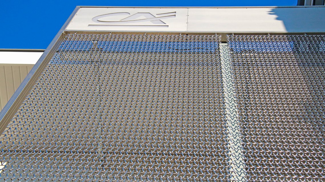 Façade en maille métallique inox spiralée EIFFEL4050 www.maillemetaldesign.fr - <p>maille métallique inox en façade de bâtiment du credit agricole utilisée comme habillage double-peau @maillemetaldesign</p>