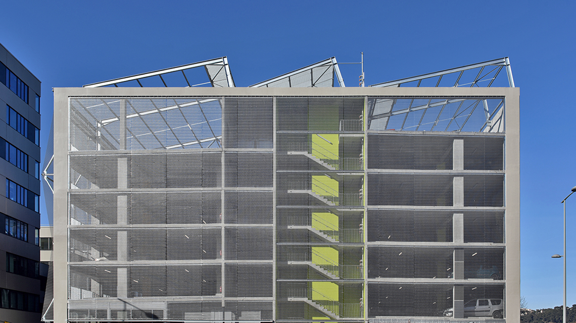 Façade en maille métallique inox spiralée EIFFEL4050 www.maillemetaldesign.fr