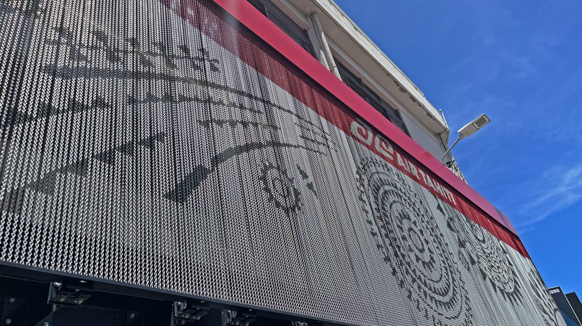 Façade en chaînes à maillons Kriskadecor Papeete - Air Tahiti - <p>Habillage de façades en chaînes à maillons aluminium design by Kriskadecor. Création sur mesure pour les façades des bureaux Air Tahiti.</p>