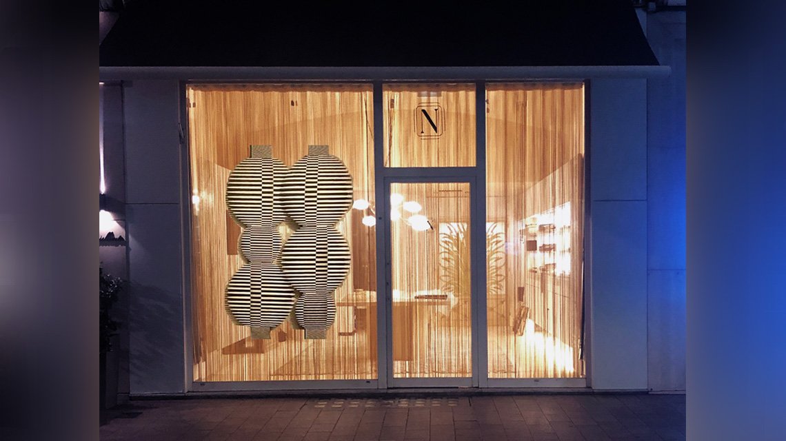 Rideau sur mesure en chaînes à maillons aluminium anodisé pour une vitrine d'agence d'architectes  - <p>Rideau sur mesure en chaînes à maillons aluminium anodisé pour une vitrine d’agence d’architectes</p>