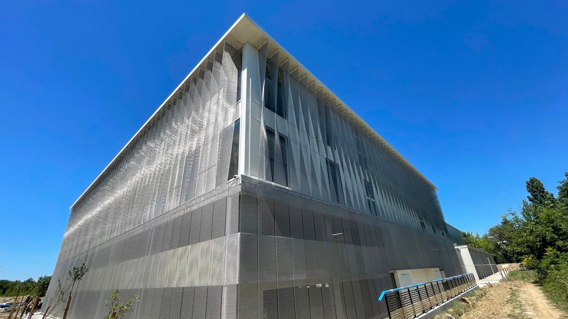 maille métallique MIES acier inoxydable en façade @maillemetaldesign - <p>maille métallique MIES acier inoxydable en façade @maillemetaldesign</p>