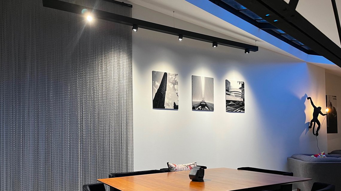 Habillage mural en chaînes à maillons aluminium pour bureaux - <p>Habillage mural décoratif réalisé en chaînes aluminium Kriskadecor dans un projet d’aménagement de bureaux et d’architecture intérieure.</p>