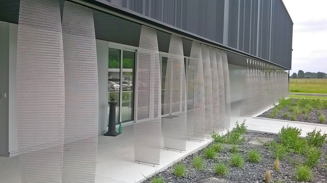 Maille métallique spiralée ions MIES @maillemetaldesign - <p>maille métallique inox architecturale en façade <a href=