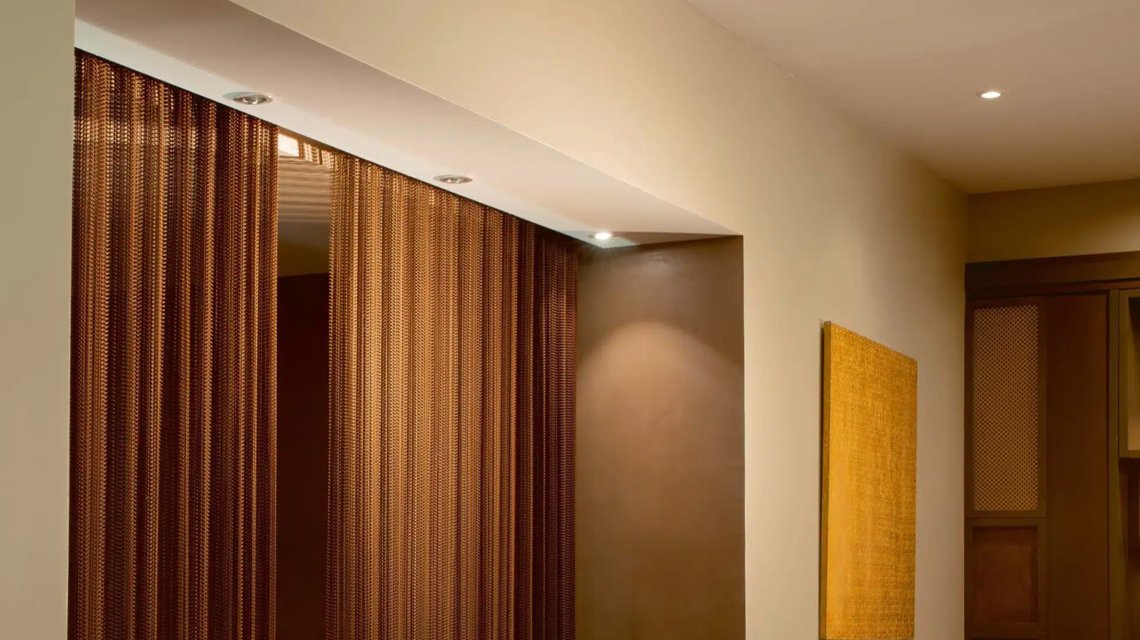 Rideau en maille métallique spiralée pour l'architecture d'intérieur avec son système de fixation TF40. - <p>Rideau en maille métallique spiralée pour l’architecture d’intérieur avec son système de fixation TF40.</p>