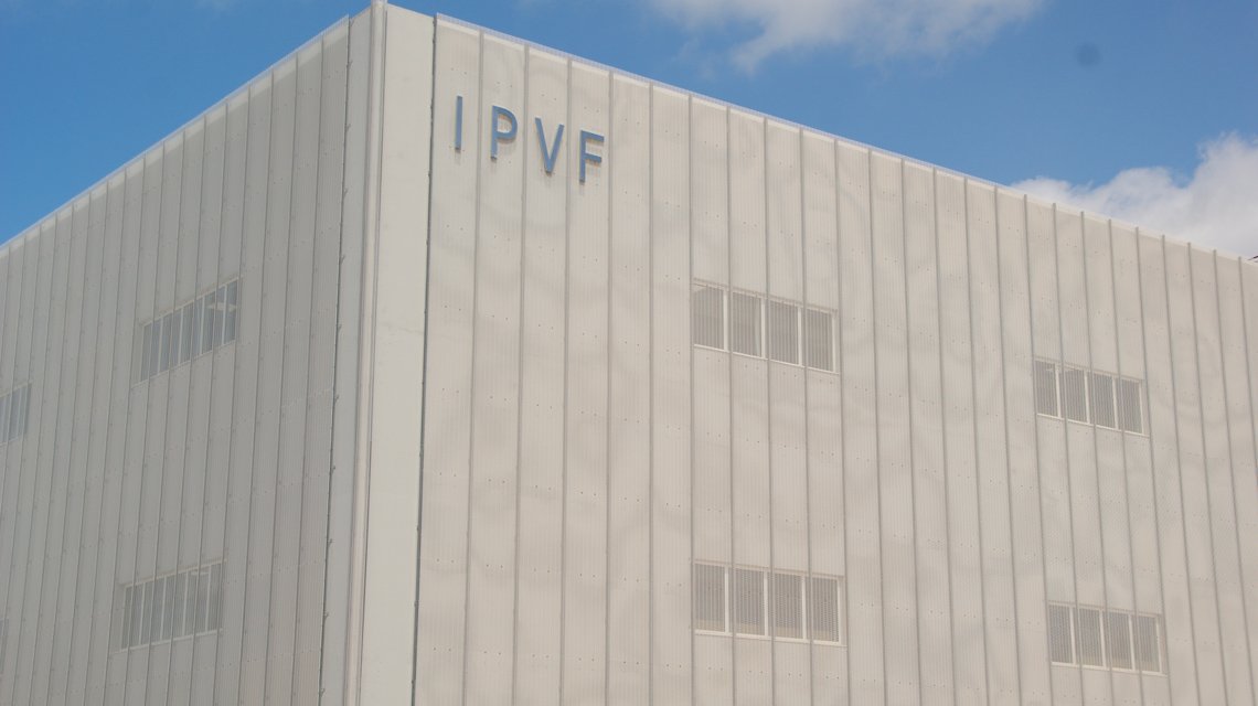 Grille électro-soudée thermolaquée appelées SLOT mises en oeuvre sur la façade du bâtiment de l'institut photovoltaïque de Saclay @maillemetaldesign - <p>Grille électro-soudée thermolaquée appelées SLOT mises en oeuvre sur la façade du bâtiment de l’institut photovoltaïque de Saclay @maillemetaldesign</p>