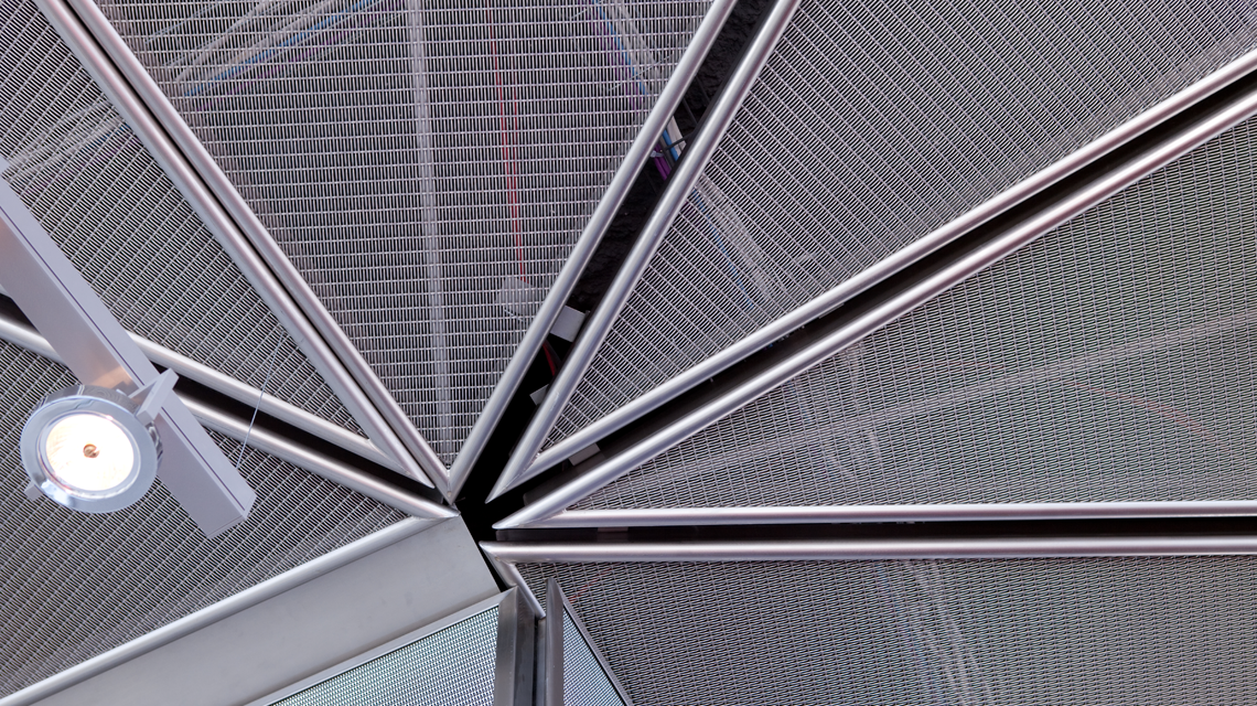 Plafond en maille métallique inox VIRGO acier inoxydable www.maillemetaldesign.fr