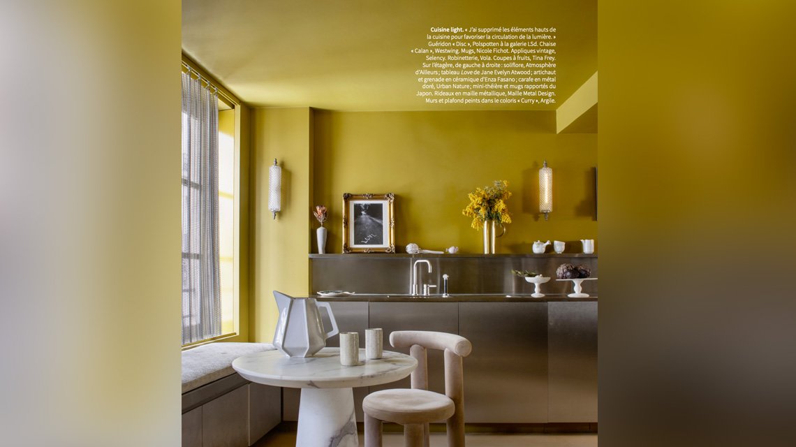 Maille métallique en intérieur – Projet résidentiel publié dans la presse - <p>Vue intérieure d’un projet résidentiel mettant en œuvre la maille métallique comme filtre lumineux et élément de composition architecturale, souligné par la presse décoration internationale.</p>