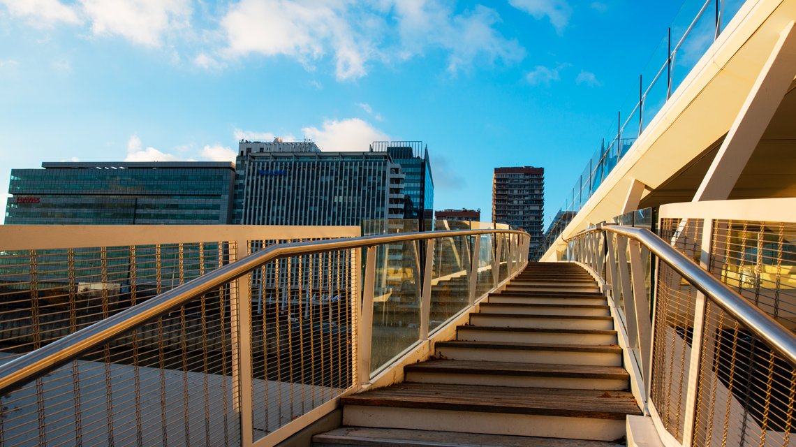 Passerelle Puteaux maille métallique inox SCORPIO P04010 www.maillemetaldesign.fr - <p>garde-corps métallique en résille métallique sur mesure acier inoxydable pour la passerelle piétonne François Coty de la ville de Puteaux</p>