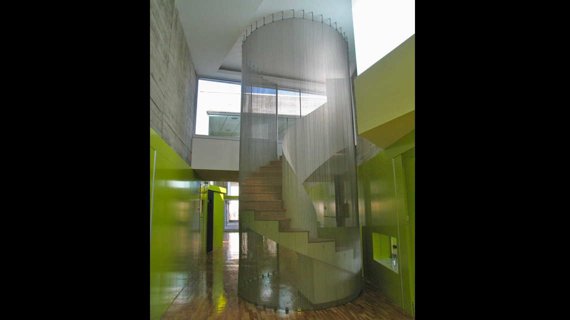 parement d'escalier en maille métallique spiralée inox www.maillemetaldesign.fr  - <p>façade en maille métallique spiralée inox <a href=