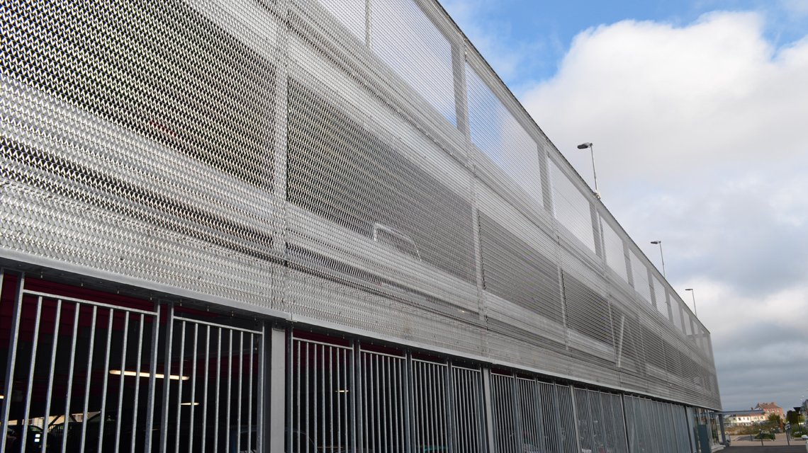 Façade du parking SNCF de la gare de Dreux en maille métallique spiralée INOX, modèle EIFFEL4050 www.maillemetaldesign.fr - <p>Façade du parking SNCF de la gare de Dreux en maille métallique spiralée INOX, modèle EIFFEL4050 <a href=