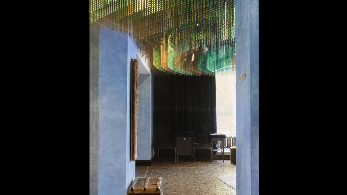 plafond en chapines à maillons aluminium anodisé hôtel www.maillemetaldesign.fr - <p>plafond en chapines à maillons aluminium anodisé hôtel <a href=