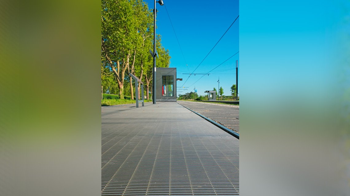 Grille électro-soudée slot – Aménagement infrastructure Tram 12 - <p>Solution architecturale en grille électro-soudée slot développée sur mesure pour le Tram 12 Express reliant Massy à Évry-Courcouronnes. Performance technique et expression architecturale au service de la mobilité durable.</p>
