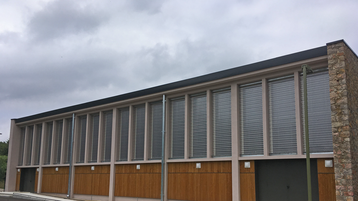 Façades vitrées en maille métallique inox EIFFEL40100 www.maillemetaldesign.fr