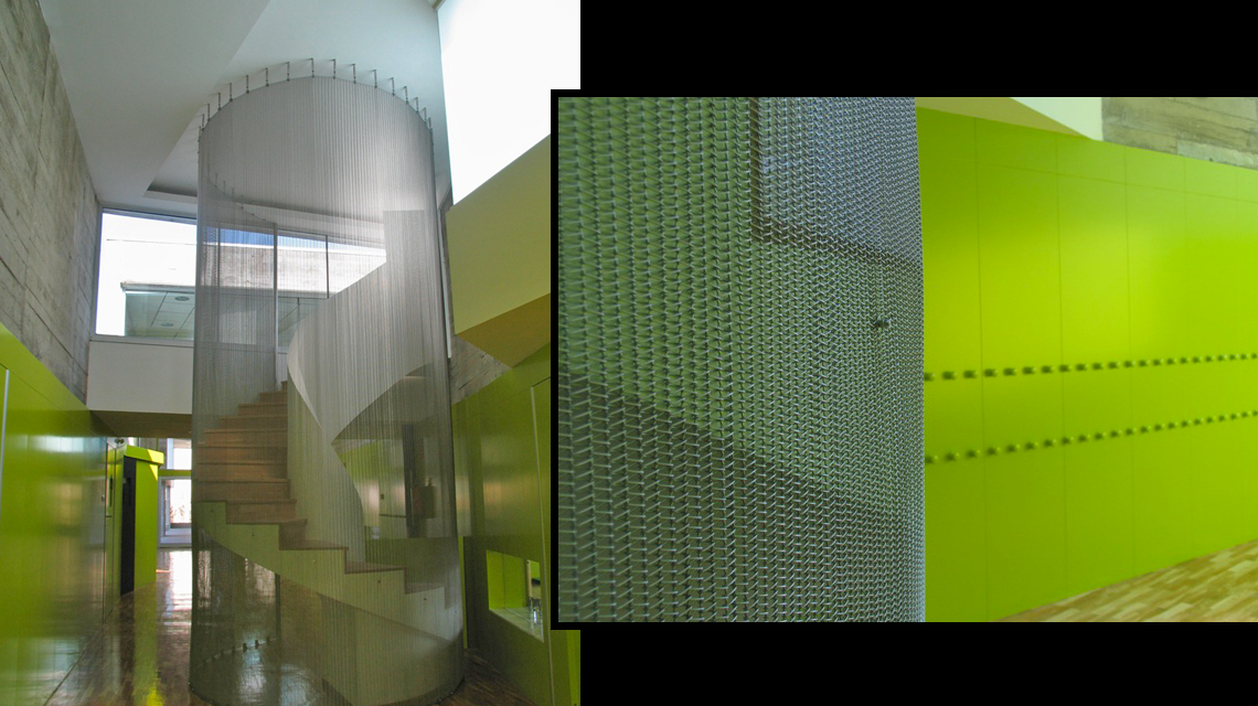 parement d'escalier en maille métallique spiralée inox MIES architecture d'intérieur www.maillemetaldesign.fr - <p>parement d’escalier en maille métallique spiralée inox MIES architecture d’intérieur @maillemetaldesign</p>