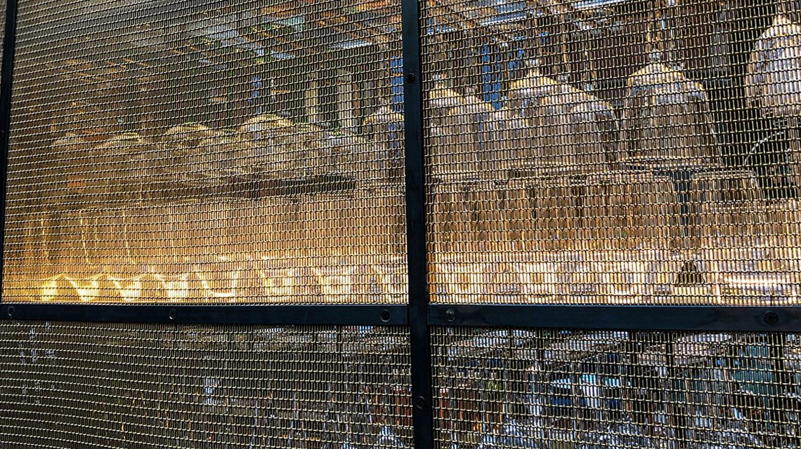 paravent en maille métallique laiton inox design by banker wire pour l'architecture d'intérieur - <p>treillis métallique rigide utilisé comme habillage de mobilier sur mesure pour ce bar londonien. La maille métallique est en inox et laiton et fabriquée sur mesure par Banker Wire.</p>