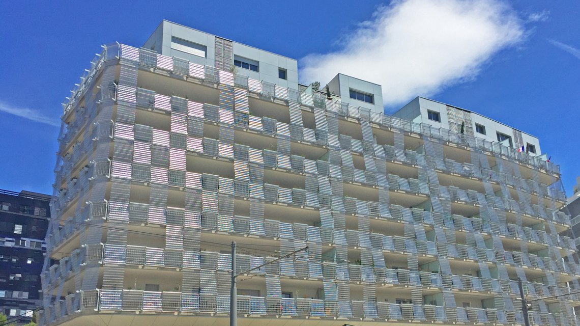 Façade en maille métallique spiralée inox EIFFEL30150 @maillemetaldesign - <p>maille métallique INOX spiralée en façade des logements EOS ville de Montpellier @maillemetaldesign maille métallique pour l’architecture et le design</p>