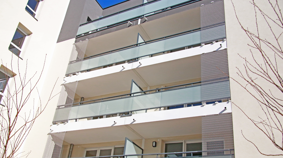 Maille métallique spiralée inox CODERCH www.maillemetaldesign.fr - <p>façade de bâtiment résidentiel avec un habillage en maille métallique spiralée inox</p>