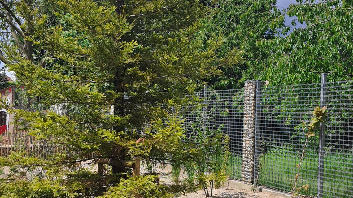 clôture en grilles électro-soudées slot paysage urbanisme jardin public www.maillemetaldesign.fr - <p>clôture en grilles électro-soudées slot paysage urbanisme jardin public <a href=