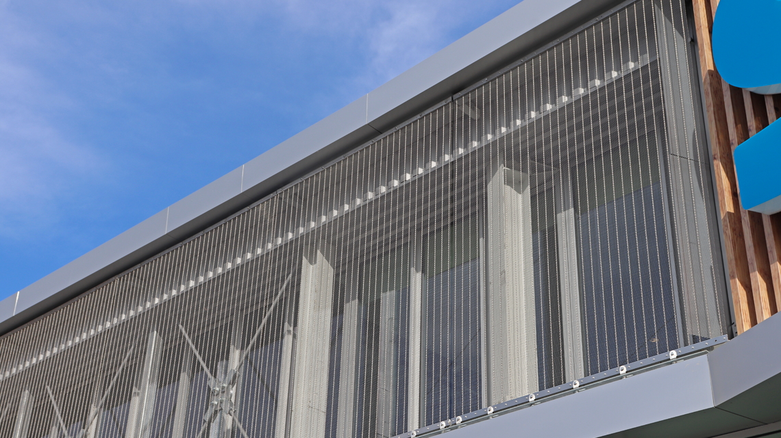 Habillage passerelle en maille métallique câblée inox SAGITTARIUS P11320 www.maillemetaldesign.fr