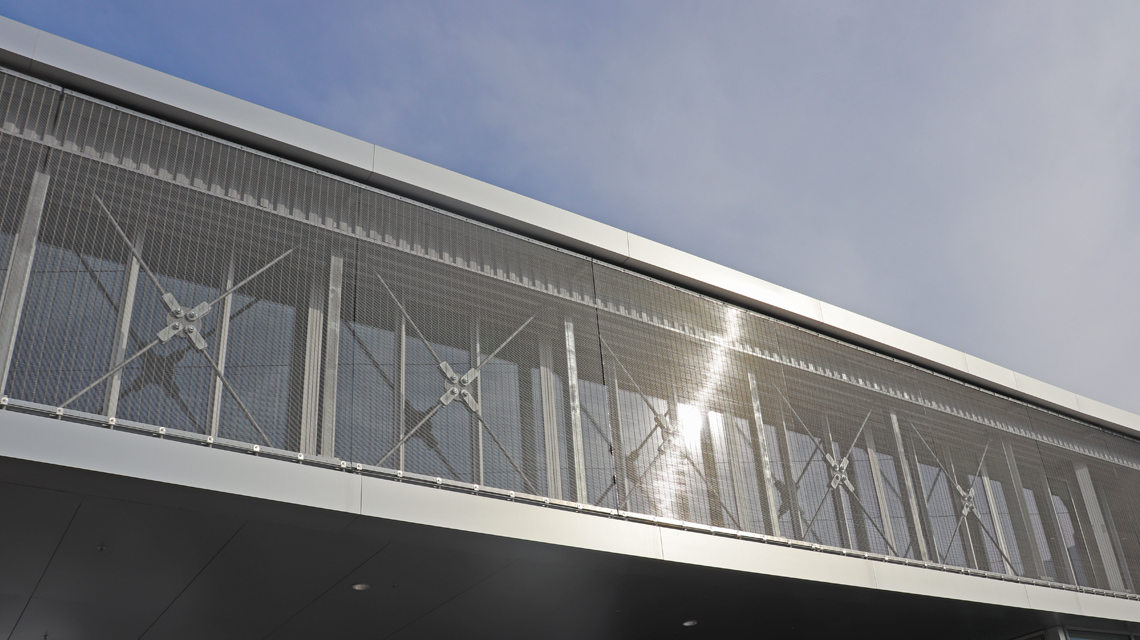 Habillage passerelle en maille métallique câblée inox SAGITTARIUS P11320 www.maillemetaldesign.fr
