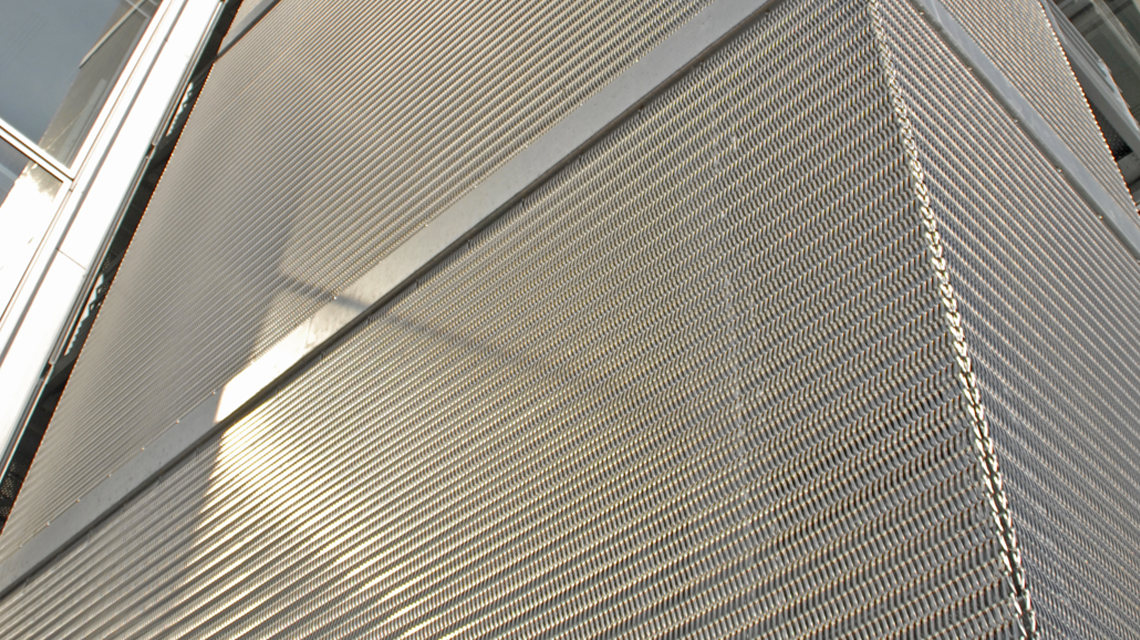Parement escalier extérieur en maille métallique INOX EIFFEL1550 @maillemetaldesign