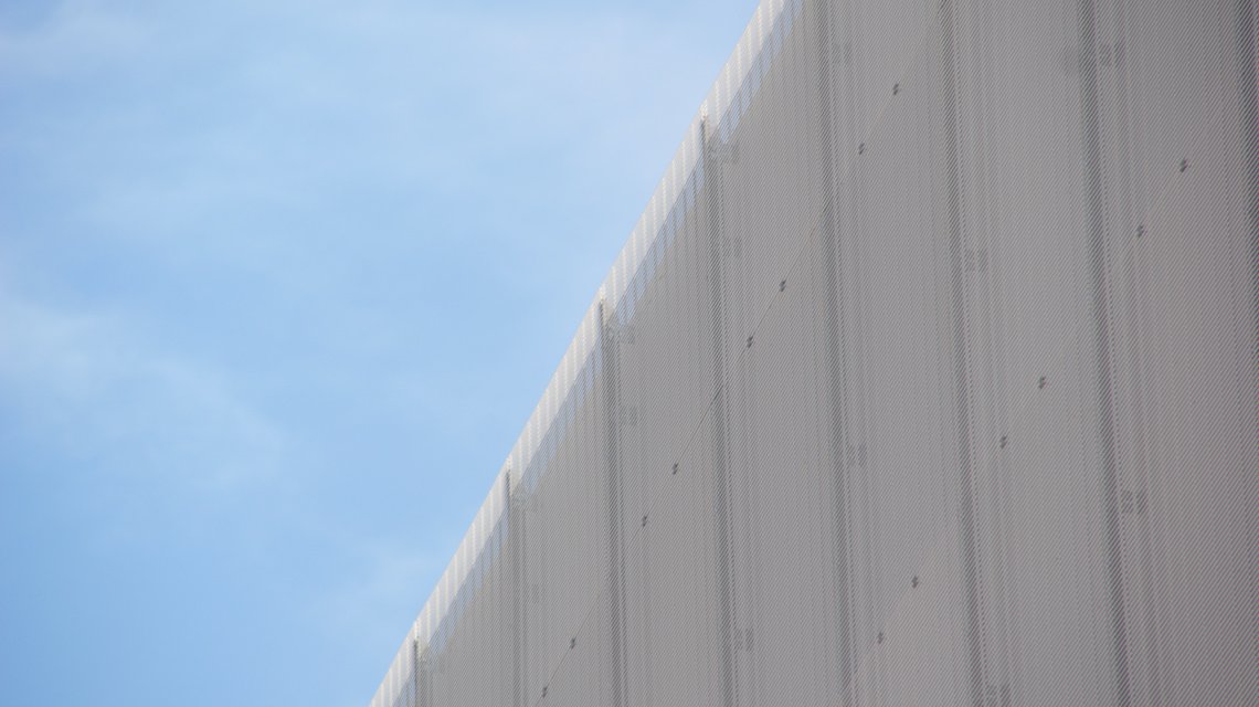 Grille électro-soudée thermolaquée appelées SLOT mises en oeuvre sur la façade du bâtiment de l'institut photovoltaïque de Saclay @maillemetaldesign - <p>Grille électro-soudée thermolaquée appelées SLOT mises en oeuvre sur la façade du bâtiment de l’institut photovoltaïque de Saclay @maillemetaldesign</p>