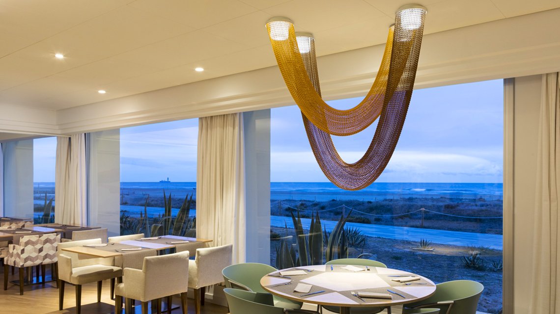 Aura Collection by Yonoh - Photos by Jordi Anguera - Luminaires en chaînes à maillons Kriskadecor aluminium anodisé - <p>Aura Collection by Yonoh - Photos by Jordi Anguera - Luminaires en chaînes à maillons Kriskadecor aluminium anodisé</p>